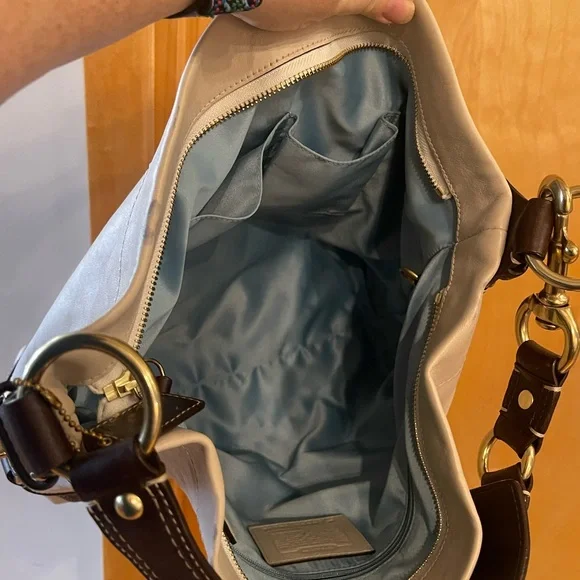 Coach Carly Bag: White and Brown Women's Bag. Used. - Picture 12 of 13